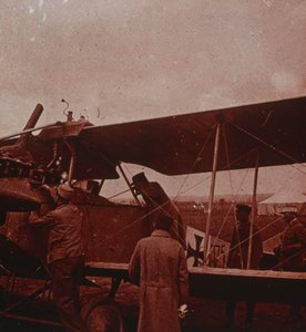 与飞行员检查飞机，1916年 作者 不明