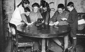 1936年，孩子们清空存钱罐投资战争债券 作者 不明