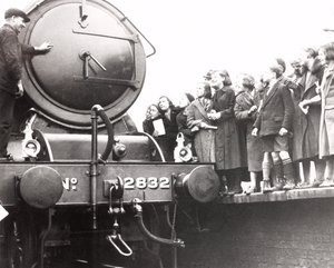 1936年3月3日，孩子们在看一个蒸汽机车 作者 不明