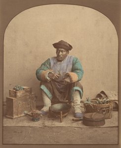 [拿着工具坐着的中国人]，1870年代。 作者 不明