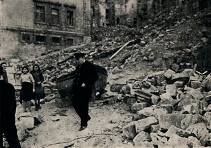 丘吉尔（Churchill）1943年和1945年访问受虐的马耳他。 作者 不明