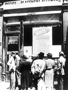 1940-1944年，巴黎市民在德国劳工招聘处外 作者 不明