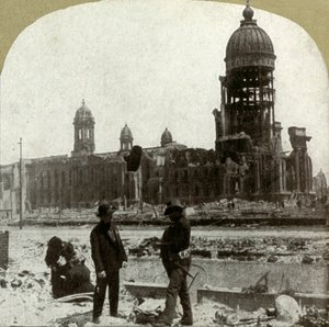 朝东北看，位于麦卡利斯特街（McAllister St.）的市政厅，1906年。 作者 不明