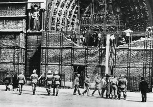 巴黎圣母院外墙清理沙袋保护，德国占领巴黎，1940年 作者 不明