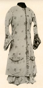 浅黄色锦缎的大衣和饱满的马裤，花朵和叶子，c1670，1937年。 作者 不明