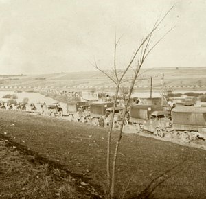 法国北部凡尔登的VoSacrée上的卡车柱，c1914-c1918。 作者 不明