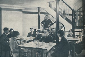 舒适的乘客和奇妙的中央控制室，c1935 作者 不明
