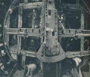 复式巨人盾牌摧毁了两国之间的屏障，c1935年 作者 不明