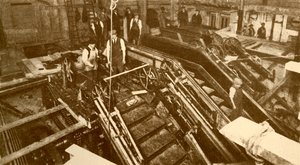 建于1930年，在伦敦银行站建造自动扶梯。 作者 不明