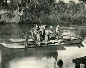1919年在德国东非的姆巴卡河上运输汽车。 作者 不明