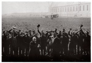 齐柏林飞艇伯爵被海军飞艇舰队的成员敬礼，1914-1917年，1933年 作者 不明