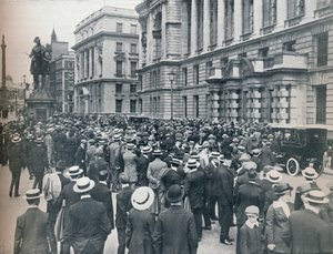 宣战前的早晨，人群在战争办公室外面等候，1914年 作者 不明