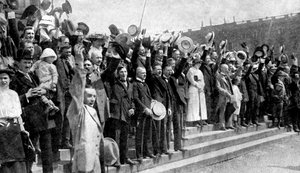 敌对行动爆发，1914年第一次世界大战在德国爆发的战争中，人们欢呼雀跃 作者 不明