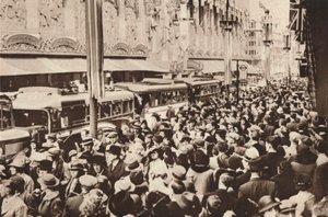 1937年乔治六世国王加冕后的银行假日期间，牛津街上的人群 作者 不明