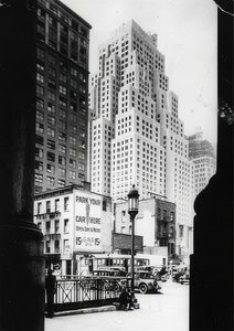 标准石油公司的40层建筑和右侧的海关中心。纽约。约于1935年 作者 不明