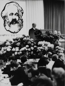 在卡尔·马克思诞辰150周年之际，德意志民主共和国国务院主席沃尔特·乌尔布里希特（Walter Ulbricht）召开会议。柏林国会大厅。 1968年5月2日 作者 不明
