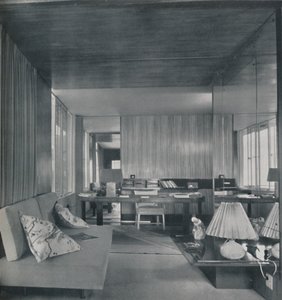 1942年，坐在卧室的桌子上。 作者 不明