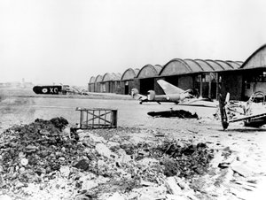 1940年7月，在德国占领的巴黎勒布尔热（Le Bourget）机场被摧毁的飞机 作者 不明