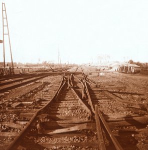 比利时法兰德斯省罗斯勒（Roeselare）毁坏的铁轨，c1914-c1918 作者 不明