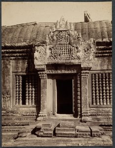 穿过内围的门口，柬埔寨吴哥窟，c。 1880年。 作者 不明