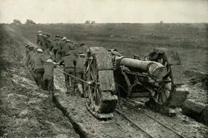 将枪支拖到新的进阶位置，1919年。 作者 不明
