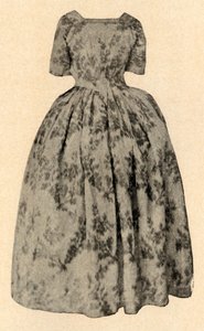 浅黄色绸缎连衣裙，斯图亚特夫人在巴巴多斯殖民地穿着，1937年。 作者 不明