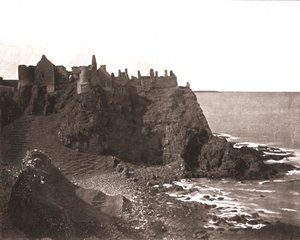 1894年，北爱尔兰安特里姆郡的邓卢斯城堡。 作者 不明