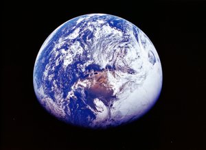 1972年4月16日阿波罗16号太空船拍摄的太空中的地球 作者 不明