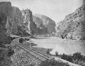 回声悬崖，科罗拉多州格兰德河的峡谷，大约1897年。 作者 不明
