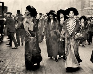 艾玛琳-佩西克-劳伦斯和克里斯塔贝尔-潘克赫斯特，约1908年（照片）。 作者 不明
