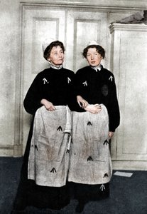 Emmeline和Christabel Pankhurst，穿着便服的英国女歌手，1908年 作者 不明