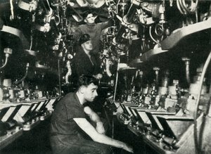 1945年，第二次世界大战，英国潜艇的机舱。 作者 不明
