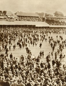 英格兰在1926年于1935年在伦敦的椭圆形板球场赢得了对澳大利亚的灰烬大奖。 作者 不明