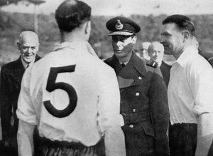 英国足球运动员埃迪·哈普古德（Eddie Hapgood）与乔治六世国王（c1937-c1944）会面 作者 不明
