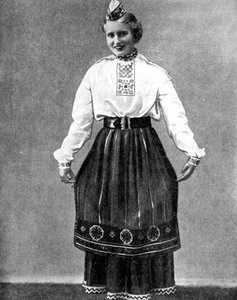 爱沙尼亚传统服饰的女人，1936年 作者 不明