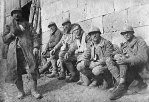 1918年3月30日，在法国皮卡第的Plessis-de-Roye战斗后，撤离的法国伤员 作者 不明