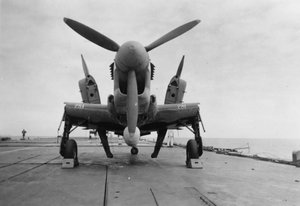 Fairey Firefly飞机准备运输到机库升降机，HMS Venerable，1945年 作者 不明