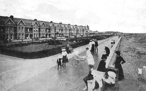 家人在西萨塞克斯郡东沃辛市新游行上行走，c1900s-c1920s 作者 不明