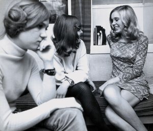 Fashion: young girls at a party in Spain, One of the women is wearing a very short dress 作者 不明