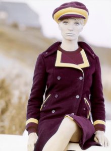 Fashion: young woman wearing a cap and a coat, late 1960s-early 1970s (photo) 作者 不明