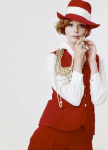 Fashion: young woman wearing a red hat and outfit, late 1960s (photo) 作者 不明