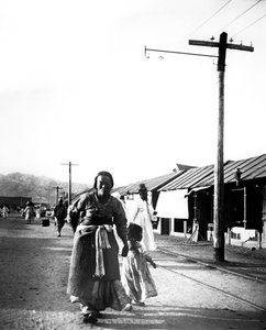 父亲和孩子，韩国首尔，1900年 作者 不明