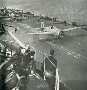第二次世界大战，c1943年，一艘航空母舰上的战斗机。 作者 不明