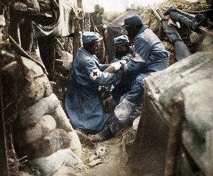 1915年在法国一条战es中对一名受伤男子的急救 作者 不明