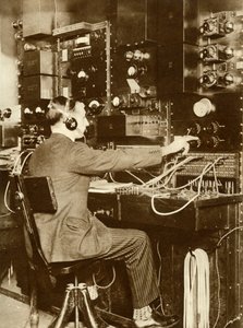 1935年3月7日，从伦敦到纽约，第一次跨大西洋电话。 作者 不明