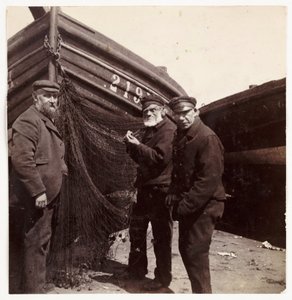 Fishermen standing by a net, c 1905 作者 不明