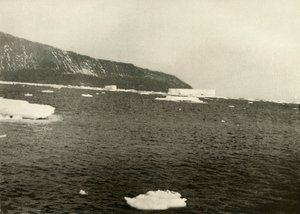 1909年，大约1909年，阿德雷角浮冰。 作者 不明