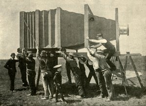 聚焦巨大的工作相机，1901年。 作者 不明