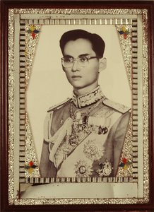 普密蓬·阿杜德国王的带框肖像（黑白照片） 作者 不明