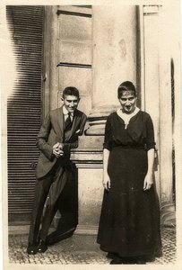 弗朗兹·卡夫卡（Franz Kafka）和他的姐姐奥特拉（Ottla）在布拉格的Oppelt房子前。约于1914年 作者 Unbekannt